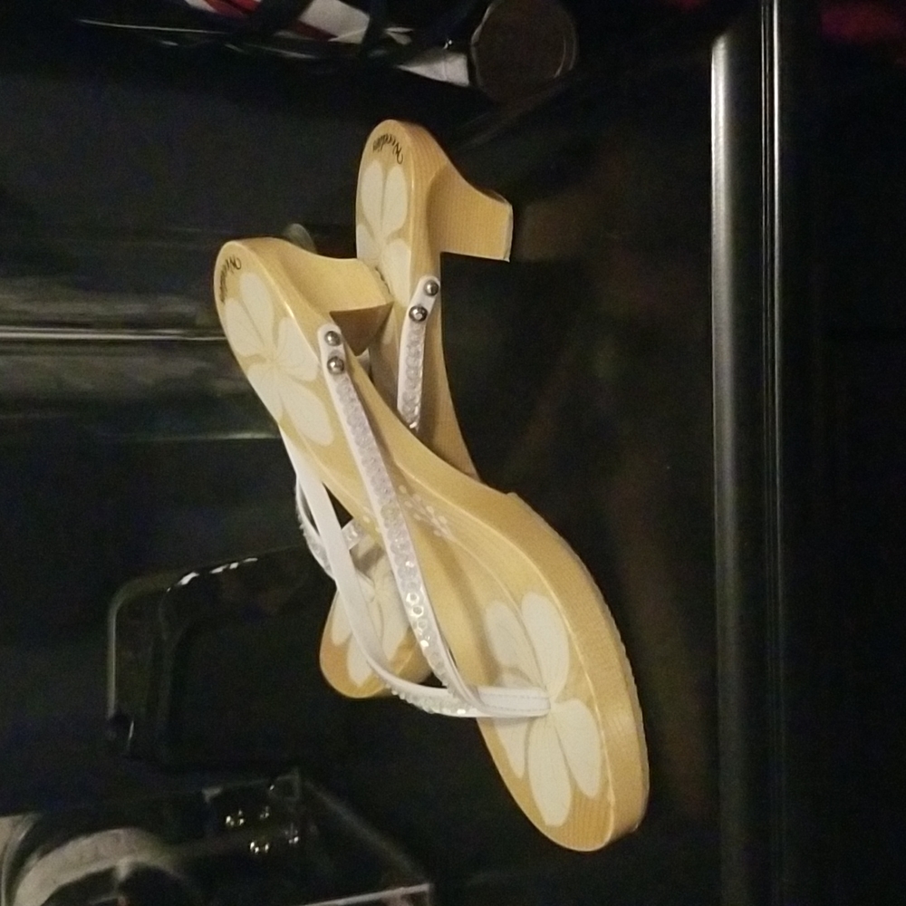 Woodies white thong sandals size 9